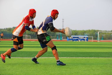 LUANNAN COUNTY, Hebei Eyaleti, Çin - 23 Ağustos 2020: rugby oyuncuları oyun alanında antrenman yapıyor