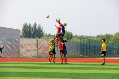 LUANNAN COUNTY, Hebei Eyaleti, Çin - 23 Ağustos 2020: rugby oyuncuları oyun alanında antrenman yapıyor