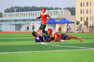 LUANNAN COUNTY, Hebei Eyaleti, Çin - 23 Ağustos 2020: rugby oyuncuları oyun alanında antrenman yapıyor
