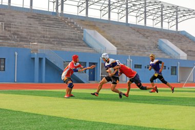 LUANNAN COUNTY, Hebei Eyaleti, Çin - 23 Ağustos 2020: rugby oyuncuları oyun alanında antrenman yapıyor