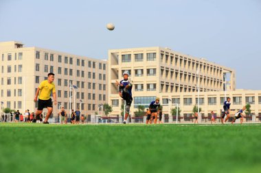 LUANNAN COUNTY, Hebei Eyaleti, Çin - 23 Ağustos 2020: rugby oyuncuları oyun alanında antrenman yapıyor