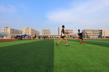 LUANNAN COUNTY, Hebei Eyaleti, Çin - 23 Ağustos 2020: rugby oyuncuları oyun alanında antrenman yapıyor