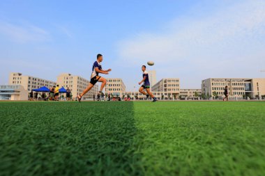 LUANNAN COUNTY, Hebei Eyaleti, Çin - 23 Ağustos 2020: rugby oyuncuları oyun alanında antrenman yapıyor
