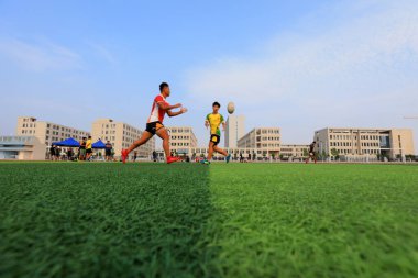 LUANNAN COUNTY, Hebei Eyaleti, Çin - 23 Ağustos 2020: rugby oyuncuları oyun alanında antrenman yapıyor