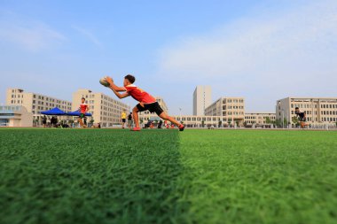 LUANNAN COUNTY, Hebei Eyaleti, Çin - 23 Ağustos 2020: rugby oyuncuları oyun alanında antrenman yapıyor