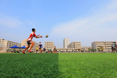 LUANNAN COUNTY, Hebei Eyaleti, Çin - 23 Ağustos 2020: rugby oyuncuları oyun alanında antrenman yapıyor