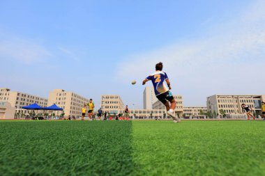 LUANNAN COUNTY, Hebei Eyaleti, Çin - 23 Ağustos 2020: rugby oyuncuları oyun alanında antrenman yapıyor