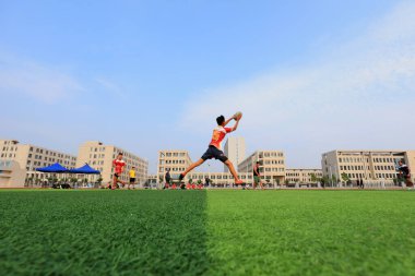 LUANNAN COUNTY, Hebei Eyaleti, Çin - 23 Ağustos 2020: rugby oyuncuları oyun alanında antrenman yapıyor