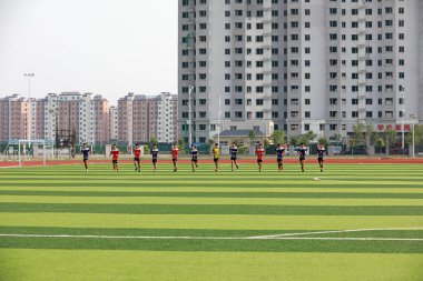 LUANNAN COUNTY, Hebei Eyaleti, Çin - 23 Ağustos 2020: Sporcular oyun alanında fiziksel antrenman yapıyorlar