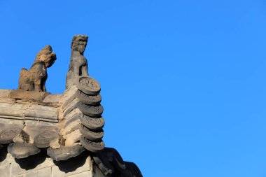 Antik tuğla oymacılığı Kuzey Çin 'deki mavi gökyüzünün arka planında çalışır.