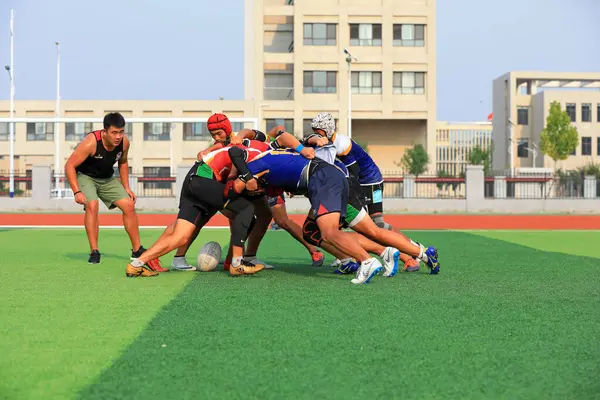 LUANNAN COUNTY, Hebei Eyaleti, Çin - 23 Ağustos 2020: rugby oyuncuları oyun alanında antrenman yapıyor