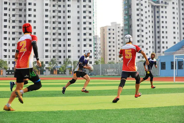 LUANNAN COUNTY, Hebei Eyaleti, Çin - 23 Ağustos 2020: rugby oyuncuları oyun alanında antrenman yapıyor