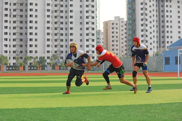LUANNAN COUNTY, Hebei Eyaleti, Çin - 23 Ağustos 2020: rugby oyuncuları oyun alanında antrenman yapıyor