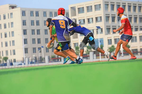 LUANNAN COUNTY, Hebei Eyaleti, Çin - 23 Ağustos 2020: rugby oyuncuları oyun alanında antrenman yapıyor