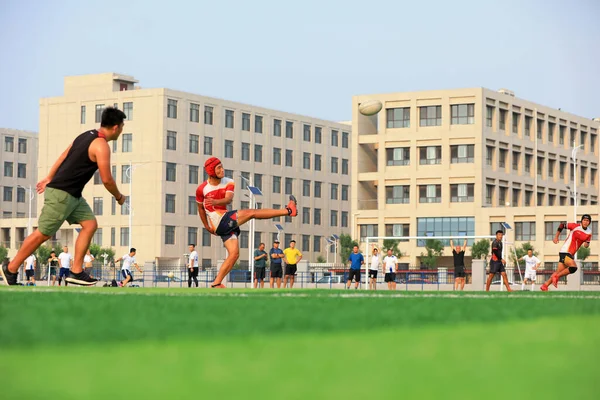 LUANNAN COUNTY, Hebei Eyaleti, Çin - 23 Ağustos 2020: rugby oyuncuları oyun alanında antrenman yapıyor