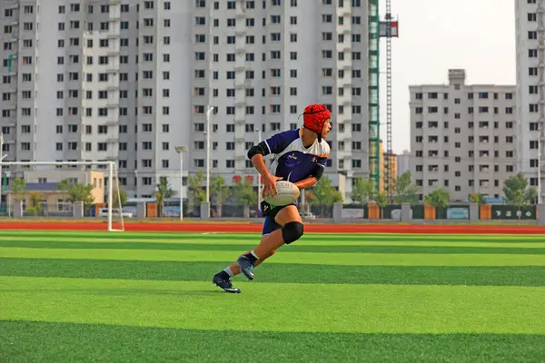 LUANNAN COUNTY, Hebei Eyaleti, Çin - 23 Ağustos 2020: rugby oyuncuları oyun alanında antrenman yapıyor