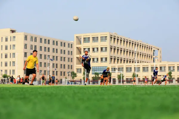 LUANNAN COUNTY, Hebei Eyaleti, Çin - 23 Ağustos 2020: rugby oyuncuları oyun alanında antrenman yapıyor