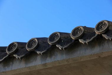 Kuzey Çin 'deki mavi gökyüzünün arka planında antik saçılmış mimari manzaralar.