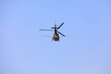 Tarım helikopterleri Hyphantria cunea böcek ilaçlarını şehrin her tarafına yayıyor.