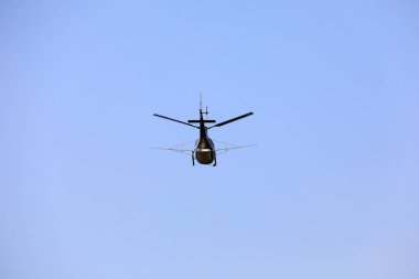 Tarım helikopterleri Hyphantria cunea böcek ilaçlarını şehrin her tarafına yayıyor.