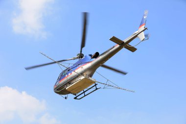 LUANNAN COUNTY, Hebei Eyaleti, Çin - 7 Eylül 2020: Hyphantria cunea sprey ilaçlarını kontrol etmek için tarım helikopterleri