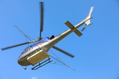 LUANNAN COUNTY, Hebei Eyaleti, Çin - 7 Eylül 2020: Hyphantria cunea sprey ilaçlarını kontrol etmek için tarım helikopterleri