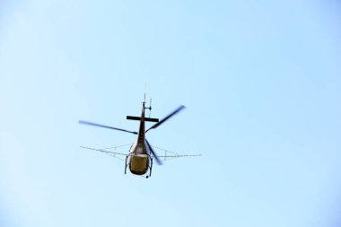 Tarım helikopterleri Hyphantria cunea böcek ilaçlarını şehrin her tarafına yayıyor.