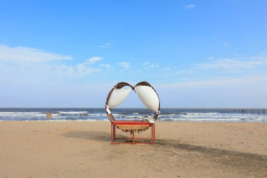 Plajda kadın sütyeni şeklinde bir bina.