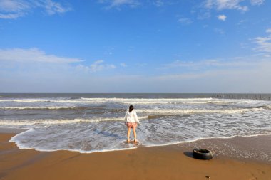 Turistler sahilde oynuyorlar.