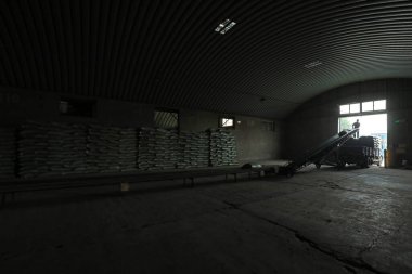 LUANNAN COUNTY, Hebei Eyaleti, Çin - 14 Eylül 2020: İşçiler taşıyıcı bantla beslemeyi fabrikada taşıdılar