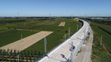 LUANNAN COUNTY, Hebei Eyaleti, Çin - 17 Eylül 2020: Elektrikli demiryolu şantiyesinde OCS desteği uygulaması