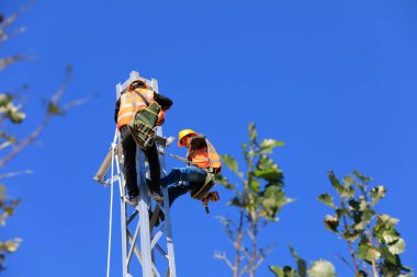 LUANNAN COUNTY, Hebei Eyaleti, Çin - 17 Eylül 2020: Elektrikli demiryolu şantiyesinde OCS desteği uygulaması