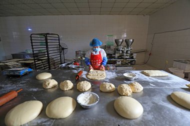 LUANNAN COUNTY, Hebei Eyaleti, Çin - 27 Eylül 2020: Ay pastası üretim hattı işçileri gıda işleme tesisinde sıkı çalışıyorlar