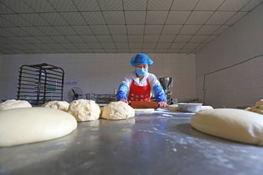 LUANNAN COUNTY, Hebei Eyaleti, Çin - 27 Eylül 2020: Ay pastası üretim hattı işçileri gıda işleme tesisinde sıkı çalışıyorlar