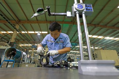 LUANNAN COUNTY, Hebei Eyaleti, Çin - 29 Eylül 2020: Çalışma platformunda ürün kalitesinin denetimindeki genç işçiler