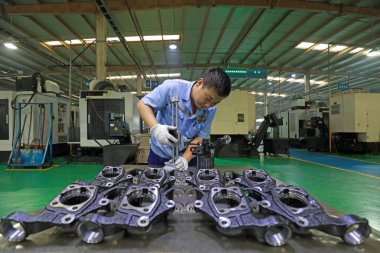 LUANNAN COUNTY, Hebei Eyaleti, Çin - 29 Eylül 2020: Çalışma platformunda ürün kalitesinin denetimindeki genç işçiler