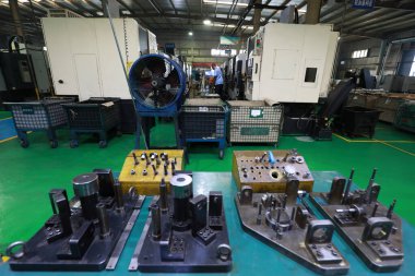 LUANNAN COUNTY, Hebei Eyaleti, Çin - 29 Eylül 2020: İşçiler otomobil güvenlik sisteminin üretim hattı üzerinde sıkı çalışıyorlar