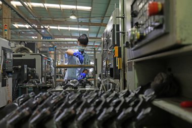 LUANNAN COUNTY, Hebei Eyaleti, Çin - 29 Eylül 2020: İşçiler otomobil güvenlik sisteminin üretim hattı üzerinde sıkı çalışıyorlar