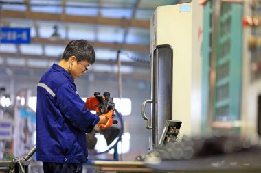 LUANNAN COUNTY, Hebei Eyaleti, Çin - 29 Eylül 2020: İşçiler otomobil güvenlik sisteminin üretim hattı üzerinde sıkı çalışıyorlar