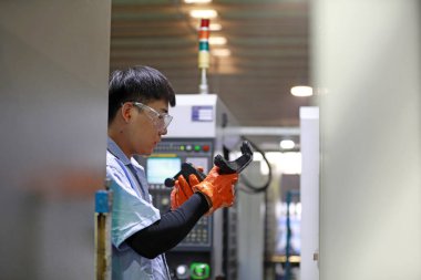 LUANNAN COUNTY, Hebei Eyaleti, Çin - 29 Eylül 2020: İşçiler otomobil güvenlik sisteminin üretim hattı üzerinde sıkı çalışıyorlar