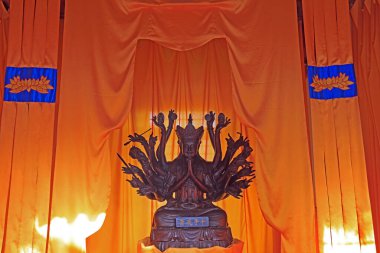 Pekin, Çin - 3 Ekim 2020 Hongluo Tapınağında Bin elli Guanyin heykeli