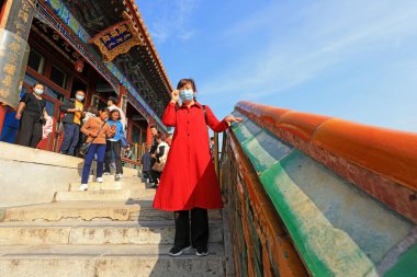 Pekin, Çin - 6 Ekim 2020: Turistler yaz sarayını ziyaret etti