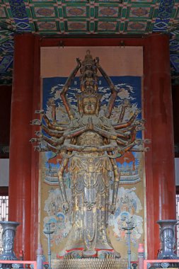 Pekin, Çin - 6 Ekim 2020: Pekin 'deki yazlık sarayın Budist Pavyonu' nda bin kişi Avalokitesvara 'yı teslim etti