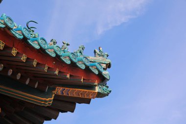 Pekin, Çin 'deki yazlık sarayda, saçaklardaki hayvan heykelleri.