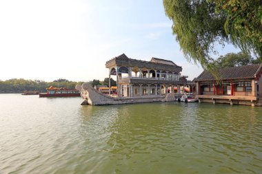 Pekin, Çin - 6 Ekim 2020: Pekin 'deki yazlık sarayda kayalar oyuldu