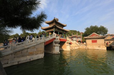 Pekin, Çin - 6 Ekim 2020: Pekin Yaz Sarayı 'ndaki antik Çin mimarisinin manzarası