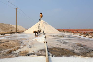 Çiğ tuz üretimi ekipmanları Kuzey Çin 'de bir tuz fabrikasında faaliyet gösteriyor.