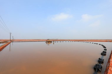 Çiğ tuz üretim ekipmanları Kuzey Çin 'deki bir tuz tarlasında kristalizatörde çalışıyor.