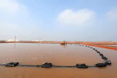 Çiğ tuz üretim ekipmanları Kuzey Çin 'deki bir tuz tarlasında kristalizatörde çalışıyor.