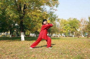 LUANNAN COUNTY, Hebei Eyaleti, Çin - 18 Ekim 2020: İnsanlar ormanda Taijiquan uygulaması yapıyor